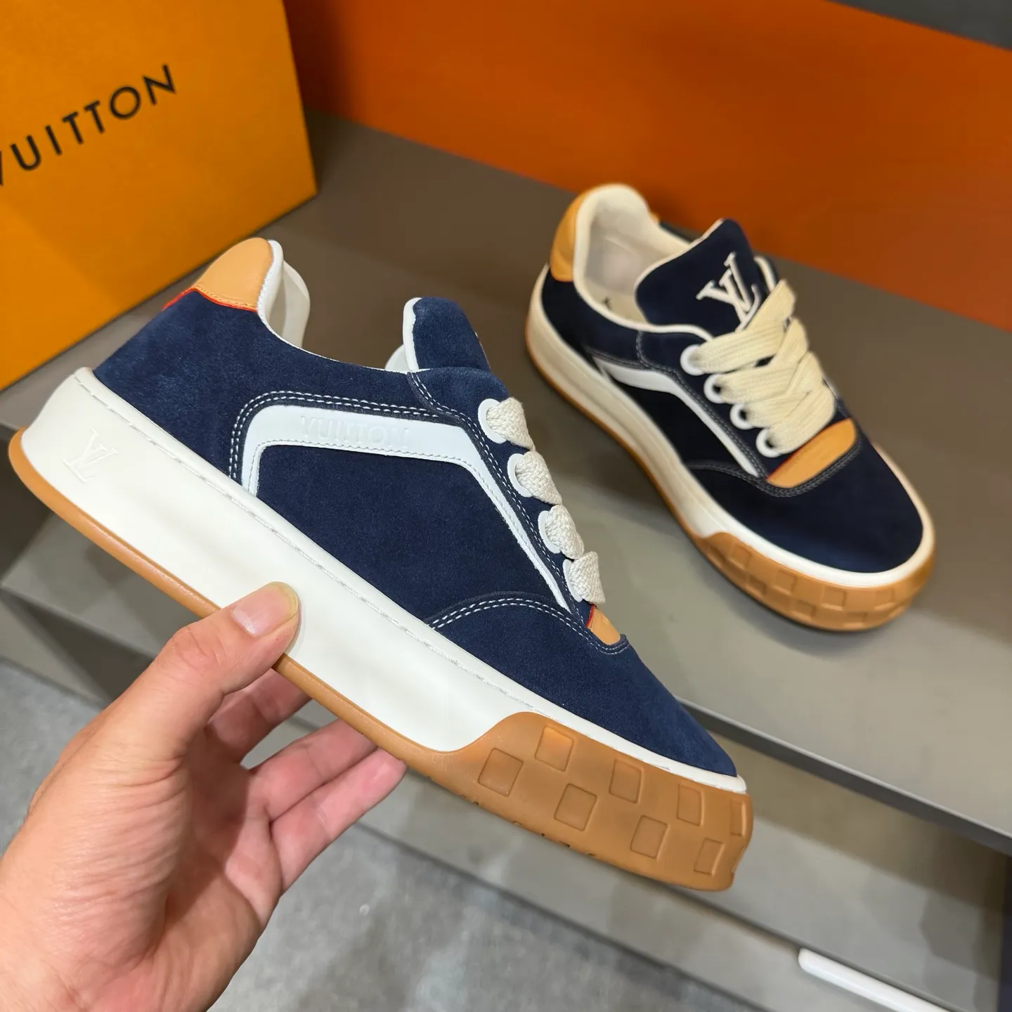 Factory price: 480💰Top version LV-Louis Vuitton-classic catwalk new model, empty glue process, original version 1:1 development! ! The upper foot is very comfortable. It is made of luxurious materials and fine workmanship. The midsole is printed with English letters "Made in Europe". The upper is made of calfskin imported from Italy. The side is decorated with the brand's LOGO and signature. The latest latex foot pads and mesh lining make the foot feel super comfortable. Original factory special supply of original two-color T men's shoes 💰U combination outsole. Bag technology Goodyear stitched edges Fabric: Exclusive custom first-layer cowhide Accessories: Exclusive private model Vuitton logo, lining: Customized silk mesh lining - first-layer silk cowhide lining Outsole: T men's shoes 💰U combination outsole wear-resistant, non-slip and anti-yellowing Foot pads: new latex pad-mesh sweat-absorbent Technology: fully computerized sewing machine wire drawing Toe cap Back cover Hot and cold shaping Full set of pull-top lasts, medium and low logo pattern, code number: 38-44, customized 45